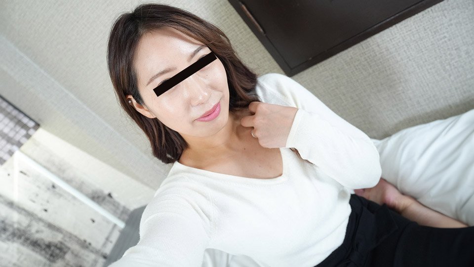 Yoko Fujita shows her creampied pussy after sex